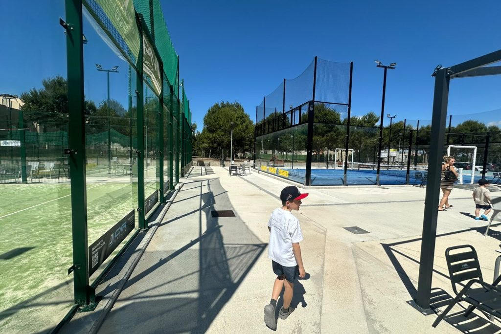Padel and tennis courts at La Raqueta Club Deportivo, Formentera del Segura
